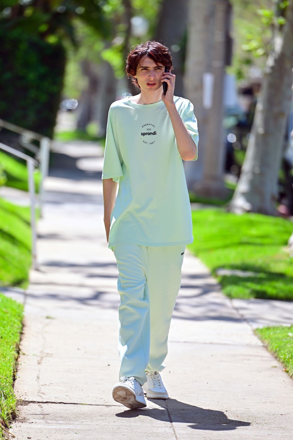 Úgy tűnik, szereti a Sprandi darabokat, amiket a reklámkampány miatt kapott, újra meg újra felveszi őket