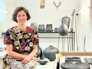 Ember Sári képzőművész munkái segítenek emlékezni egy olyan világban, amelyben talán már magát az emlék szót is kezdjük elfelejteni