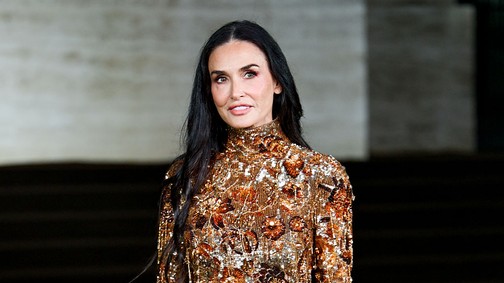 Demi Moore arany Gucci kreációjában királynőként tündököl, óriási feltűnést keltett