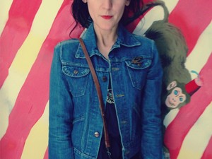 Kriszti ma farmerdzsekis szettben