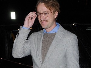 Tom Felton pajkos bajszával elnyerte a hét legstílusosabb pasijának járó díjat