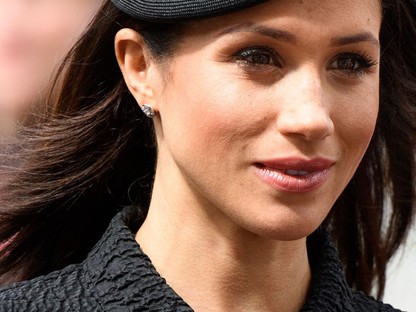 Meghan Markle felismerhetetlen: átlagos szomszédlányként saruban és szalmakalapban szurkolt a lovaspólón!