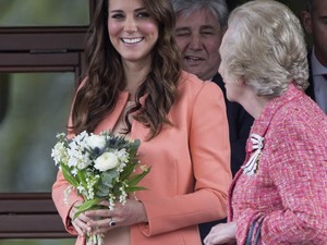 Kate Middleton barack és halvány pinkben színekben