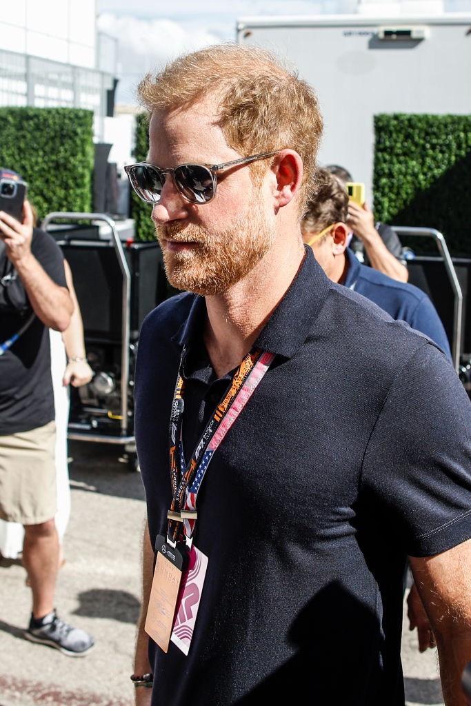 Harry herceg pontosan olyan napszemüveget visel, mint Vilmos herceg