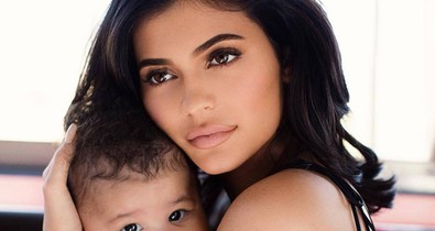 Címlapra került Kylie Jenner egyéves kislánya