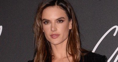 Alessandra Ambrosio olyan szexi pózt nyomott a paparazziknak, hogy húú
