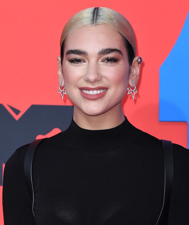 Így még tuti nem láttad: Dua Lipa hosszú szőke hajjal a vörös szőnyegen!