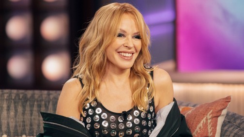 Kylie Minogue fűzős latexruhában mutatta meg magát, az énekesnő két évtizedet is letagadhatna a korából