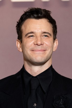 ....Luke Thompson viszont már a negyedik X felé közelít: 37 éves.