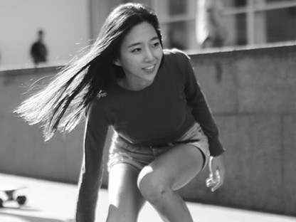 Ez a koreai lány úgy longboardozik, mintha táncolna