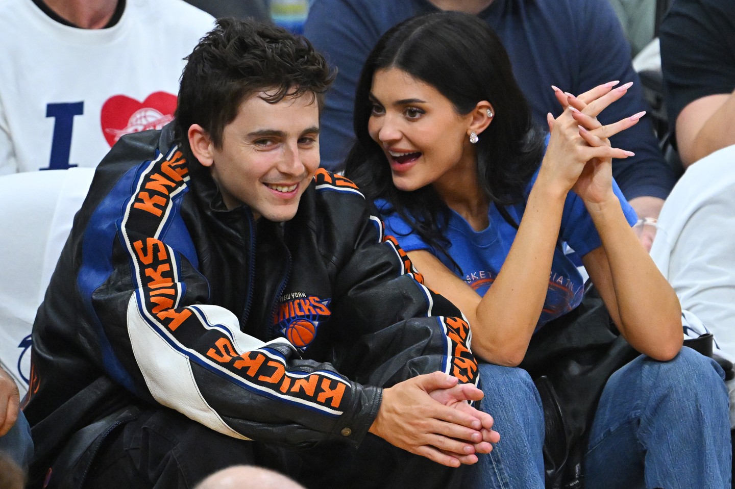 Egyre komolyabb a kapcsolat Timothée Chalamet és Kylie Jenner között. Itt épp egy sportmérkőzésen turbékolnak. A modellnek már van két gyermeke Travis Scott-tól, akivel 2017-ben szakítottak. 