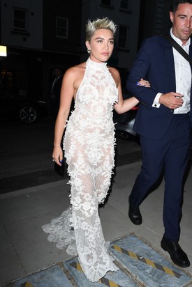 Ebben a hófehér, áttetsző estélyiben azonnal magára vonzotta a tekinteteket (2023)