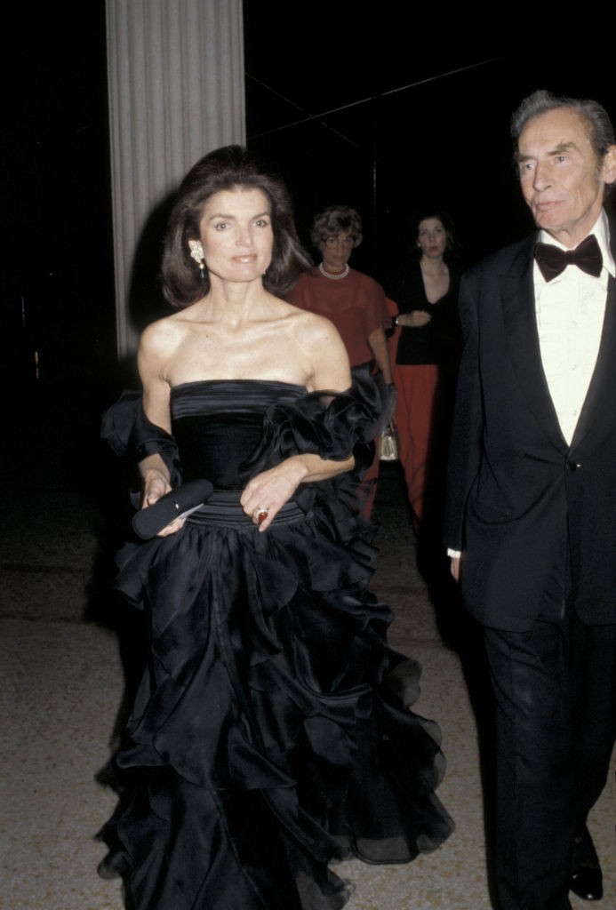 Jacqueline Kennedy Onassis 1979-ben egy fekete, fodrokkal díszített Valentino kreációban tündökölt a Met-gálán. 