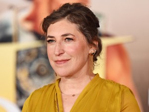 Így néz ki ma az Agymenők Amy-jét alakító színésznő, Mayim Bialik: 49 évesen talán most a legszebb életében