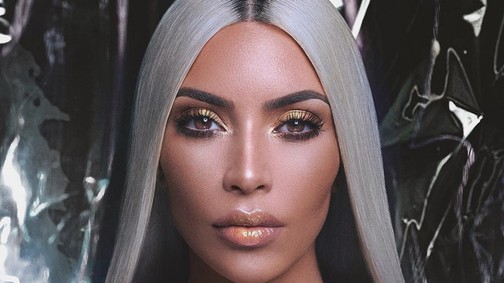 Így készülnek Kim Kardashian szuperszexi fotói! Fenékkenegetés nem maradhat el!