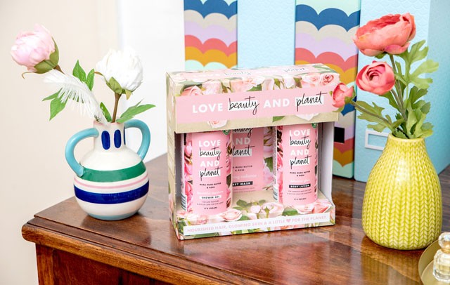 Murumuruvaj & Rózsa ajándékcsomag LOVE BEAUTY & PLANET 3999 Ft