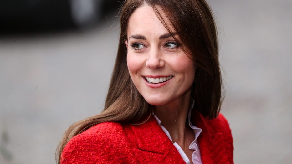 Ha csak egy videót nézel meg ma: Katalin hercegné magassarkú cipőben, blézerben csúszott le egy csúszdán! 