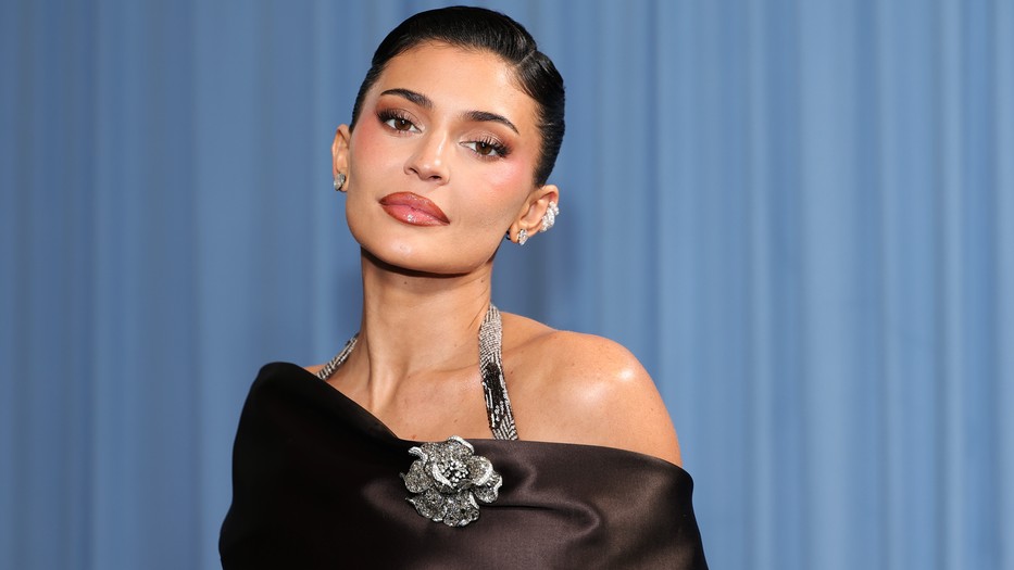 NYITO Kylie Jenner az idei Met-gálán fekete-szürke fűzőruhát viselt áttetsző felsőrésszel, amelyben tökéletesen illett az idei „Superfine: Tailoring Black Style” témához