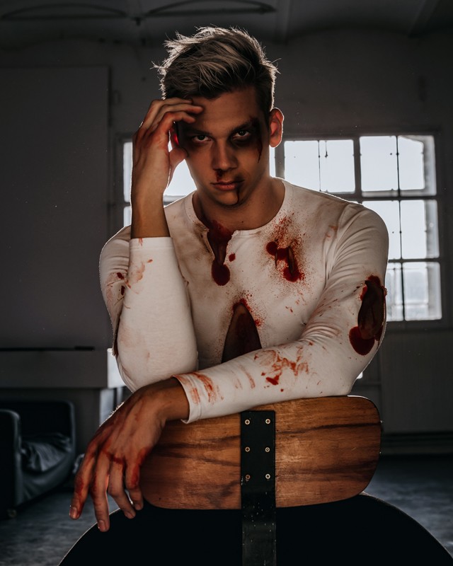 Rendhagyó fotósorozat hívja fel a figyelmet a negatív kommentek okozta lelki sérülésekre