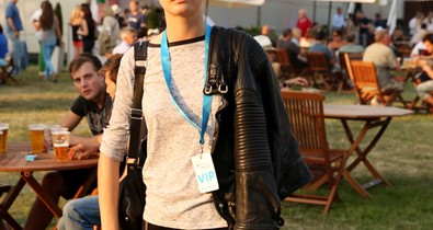 Nem számít a meleg, Cara Delevingne menő bőrkabátja mindig kéznél