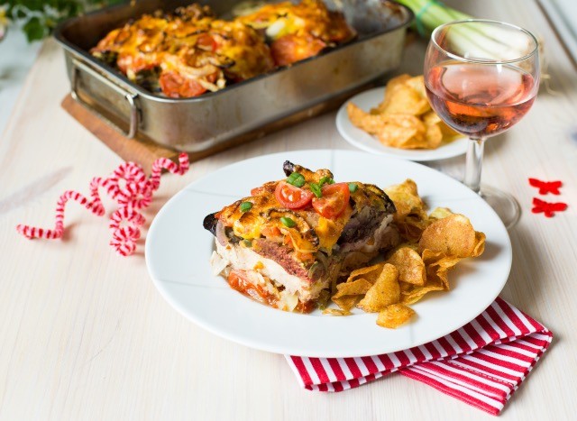 Nagyszerű ebédötlet mára: Tepsis lecsós csirkecomb csirkemájjal és burgonya chips-szel