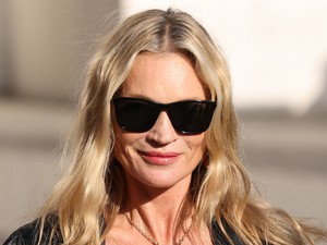 Így néz ki az 52 éves Kate Moss bikiniben, smink és filterek nélkül, teljesen természetesen