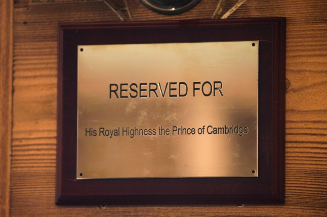 A plakett, mely büszkén hirdeti, hogy ezt a helyet a királyi utódnak tartják fent