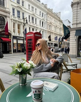 Kávézés a világ egyik legelegánsabb utcájában: Buzsik Borka a londoni látogatásának is megadta a módját. A brit főváros híres luxusnegyedében, a Bond Streeten található exkluzív Ralph's Coffee teraszán élvezte a hamisítatlan nagyvárosi nyüzsgést. 