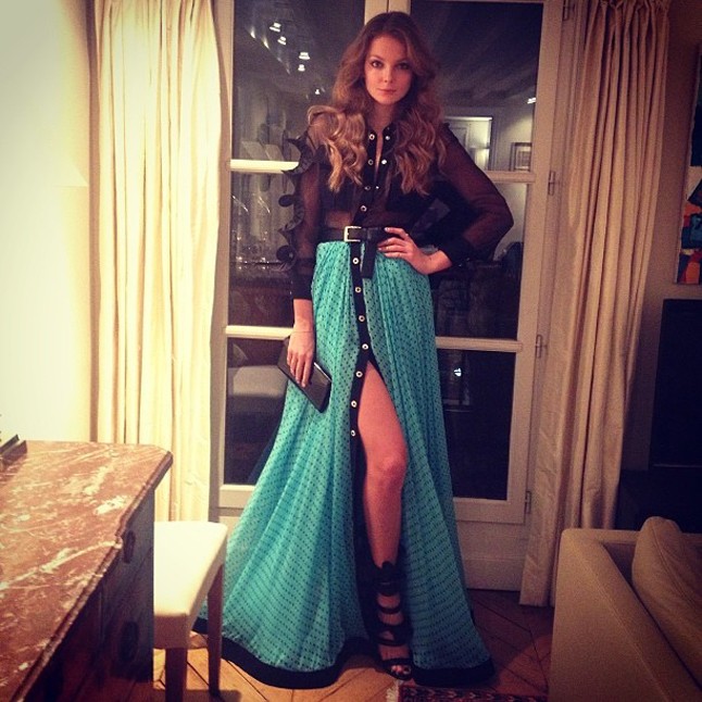 Mihalik Enikő szexi Ungaro ruhában vett részt a Mademoiselle C premierjén Párizsban.