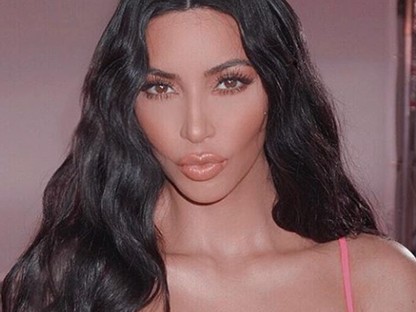 18+ Kim Kardashian egy idegen, pucér pasival pózolgat erotikus fotókon