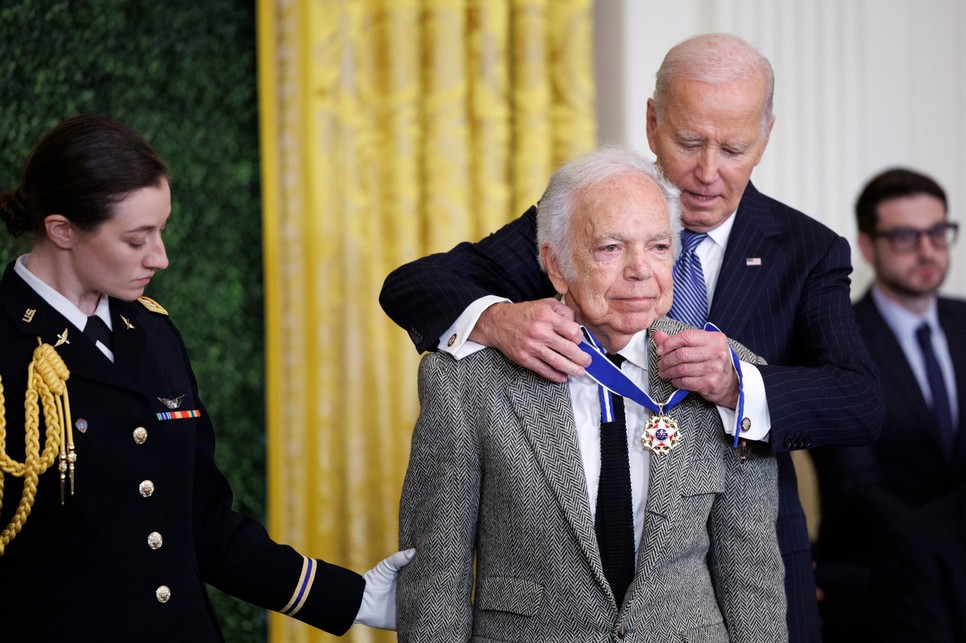 Ralph Lauren, akinek Joe Biden leköszönő elnök akasztotta a nyakába a kitüntetést