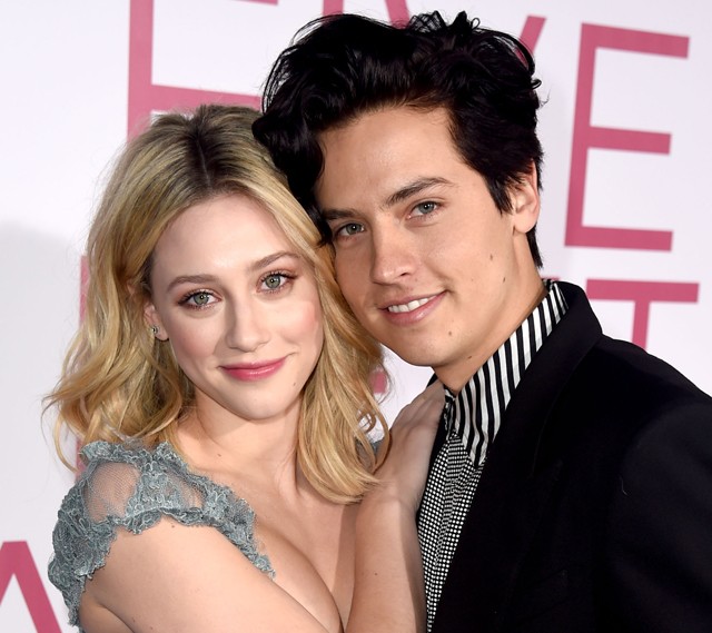 4. Lili Reinhart és Cole Sprouse:Bombaként robbant a hír májusban, hogy a Riverdale két sztárja szakított. Bár három évet töltöttek együtt, és őszintén szerették egymást, a kapcsolatuk csak akkor működött jól, ha egymás mellett tudtak lenni. Amikor azonban a Riverdale forgatása leállt, és még úgy is döntöttek, hogy külön helyen töltik a karantént, több mint valószínű, hogy útjaik szétváltak. Ezt hivatalosan azonban a mai napig nem erősítette meg egyikük sem.