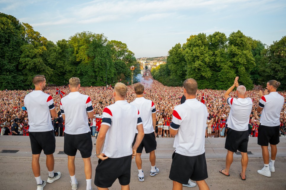 Elképesztő tömeg várta a norvég válogatottat otthon