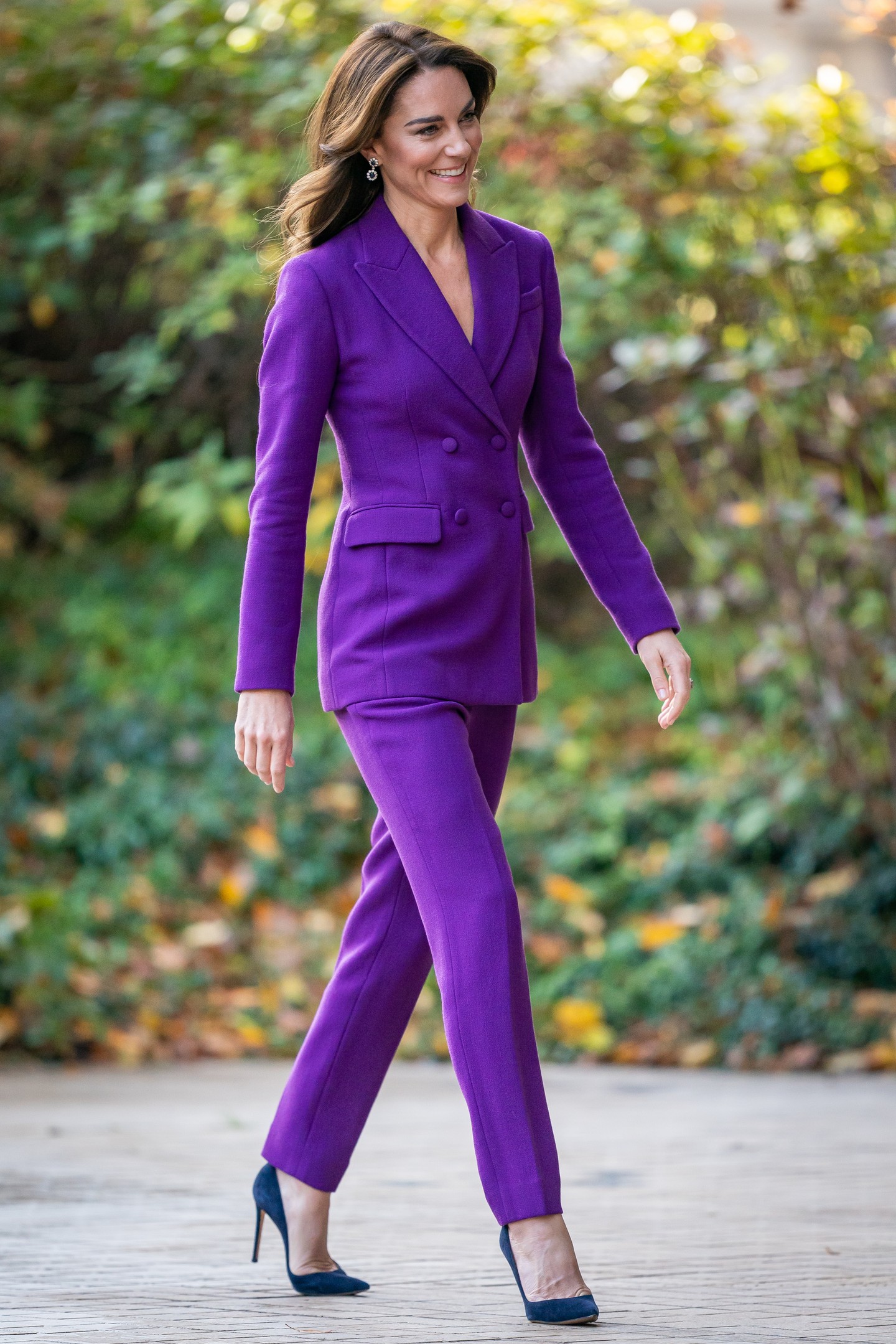 Ez a lila szett különösen jól áll neki, csak úgy ragyog benne! (2023) 