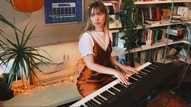 Karanténpremier: Szécsi Böbe otthonról adja elő zenésztársai segítségével új dalát