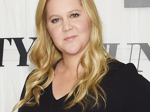 Ez biztosan a nap képe: Amy Schumer kacsákat kerget PUCÉRAN