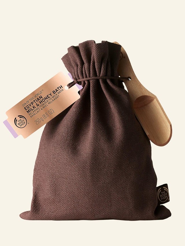 Ha pedig a visszafogott fürdőzés híve vagy, a The Body Shop érzéki tej- és mézfürdőjét neked találták ki!Spa of the World&#8482; Egyiptomi tej- és mézfürdő THE BODY SHOP 6990 Ft
