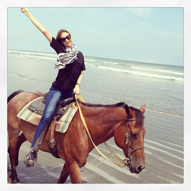 Miranda Kerr stílusosan, a tengerparton lovagol.