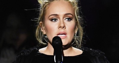 Óriási humor: Adele öreg néninek sminkelte magát szülinapja alkalmából!