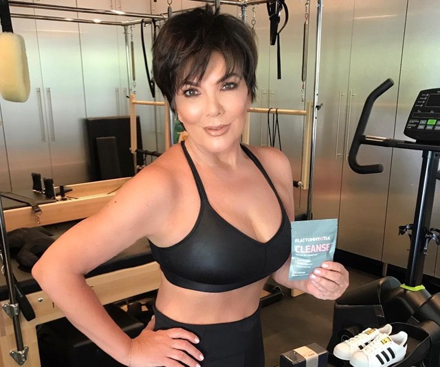 Kris Jenner magasról tesz a világra! Így bulizik egy jachton!