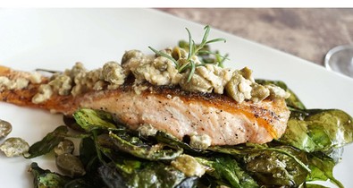 Tökéletes randivacsora: Pezsgős-kapribogyós serpenyőben sült lazacfilé, spenótchipssel