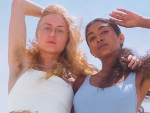 Bikiniből kibuggyanó szőrpamacs - forradalmi reklám a borotvamárkától