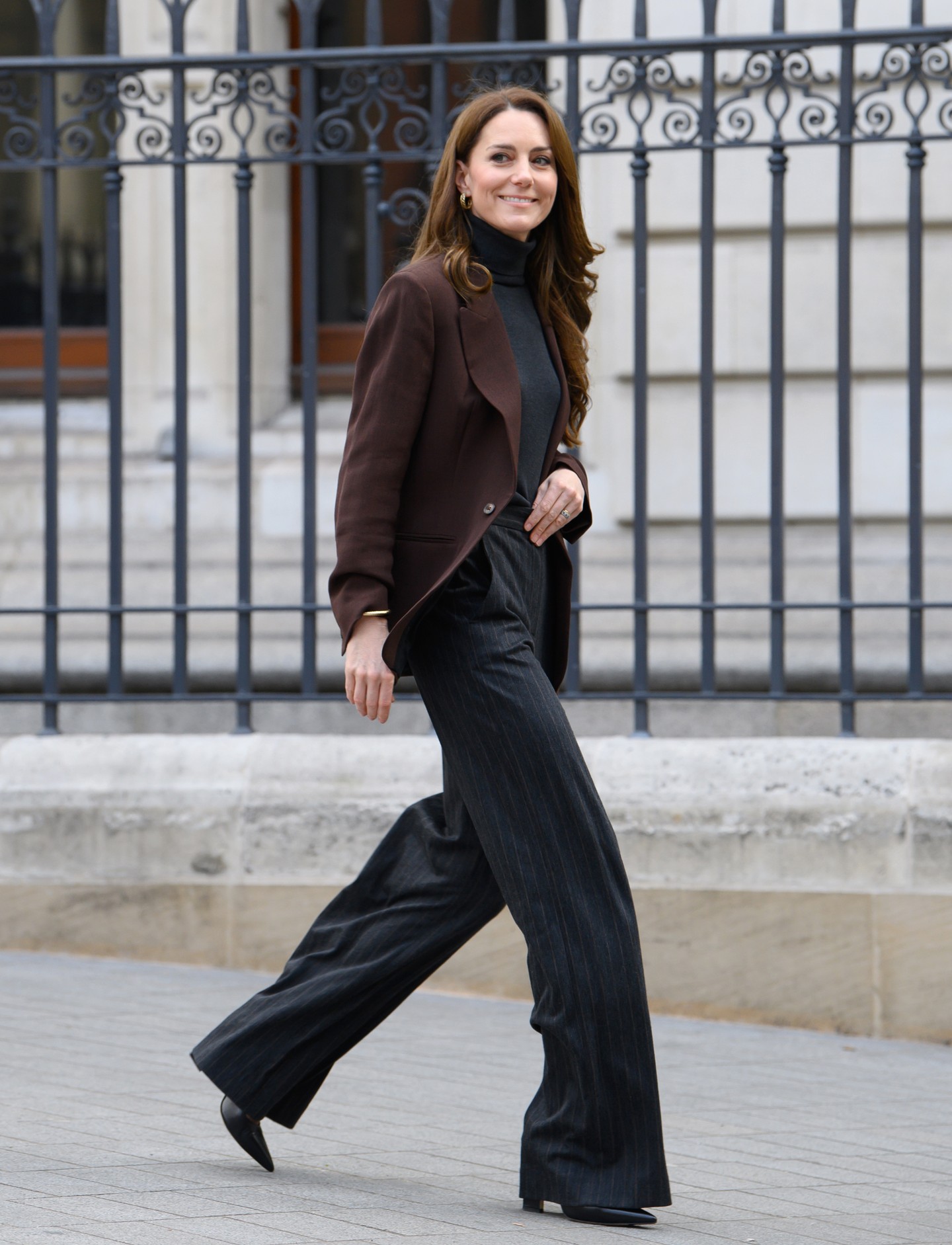 A királyi család tagjaként is lehetsz cool girl. Katalin hercegné idei egyik legstílusosabb szettje egy csíkos nadrágból, egy színben harmonizáló garbóból, és egy Petar Petrov által tervezett csokoládébarna blézerből áll. Ez azt összeállítást akár egy fashion influencer is magára ölthetné, ha a virális tartalom a cél!