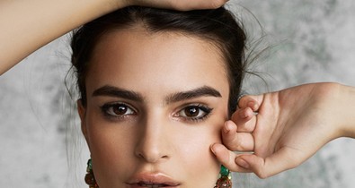 Nemcsak meztelenül, ruhában is ellenállhatatlan Emily