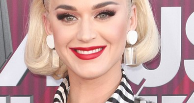 Előnytelen: Katy Perry saját karikatúrájának öltözött
