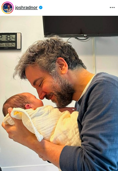 Josh Radnor közösségi oldalán osztotta meg az örömhírt: édesapa lett