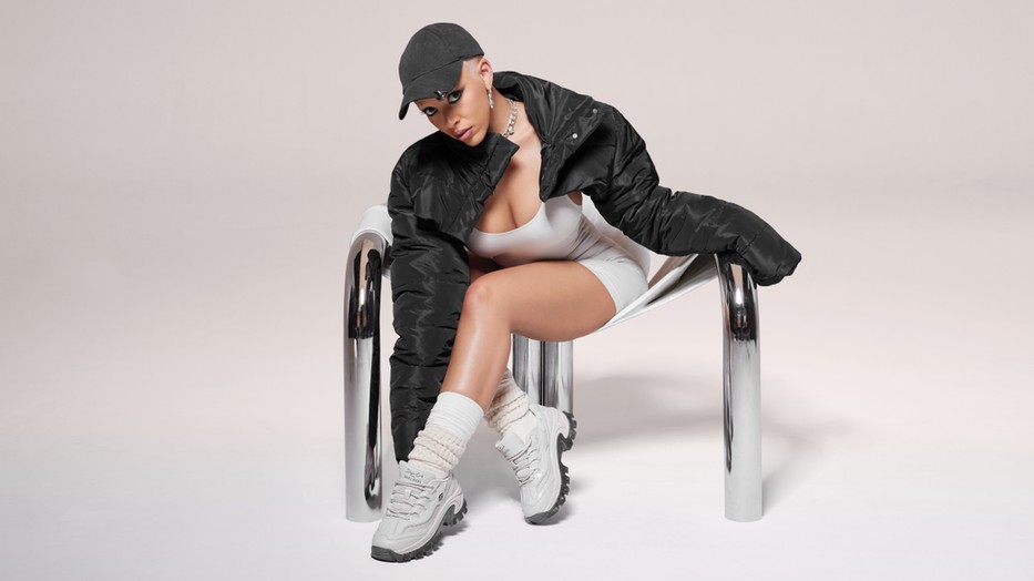 Szuperkényelmesek és nagyon erőteljes megjelenésűek a Skechers x Doja Cat kollekció cipői