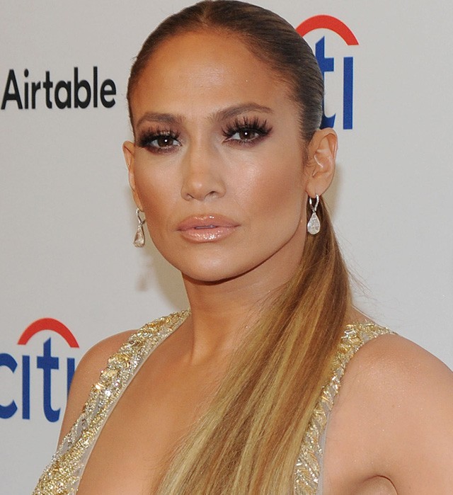 Jennifer Lopez szado-mazo ruhában ünnepelte 50. születésnapját