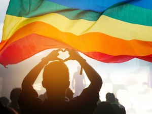 „Ha valaki 8 éves korában tudja, hogy meleg, az oké, ha 30 évesen, az is. De az nem, ha valaki álszentkedik a családja mellett!"