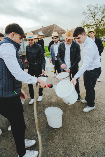 A húsvéti locsolkodást eddig ciki volt szeretni, a fiatal magyar fotós képeinek hála új értelmet kap a hagyomány